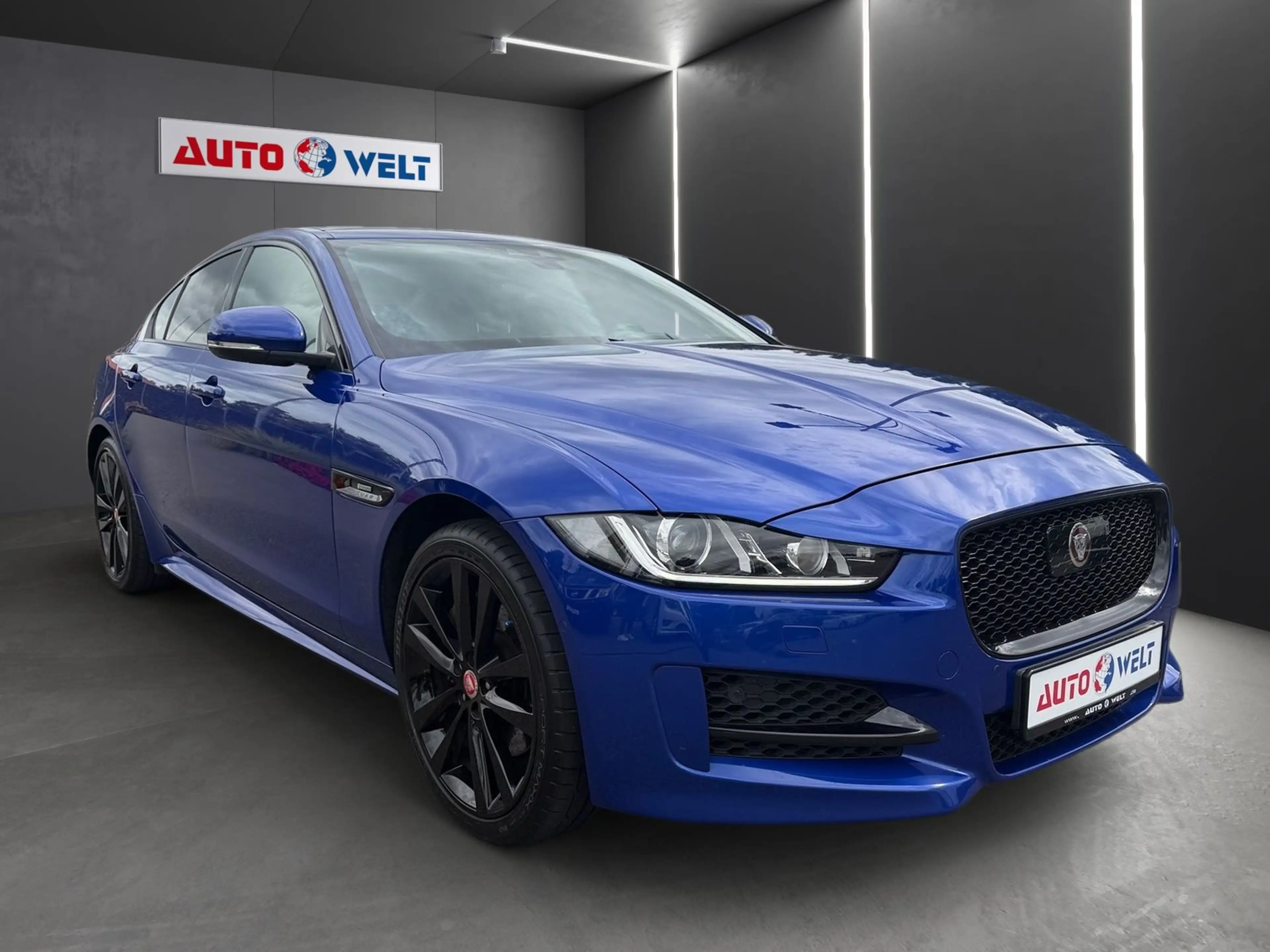 Jaguar XE 2.0 R-Sport AWD Leder Schiebedach Kamera DAB — photo 2