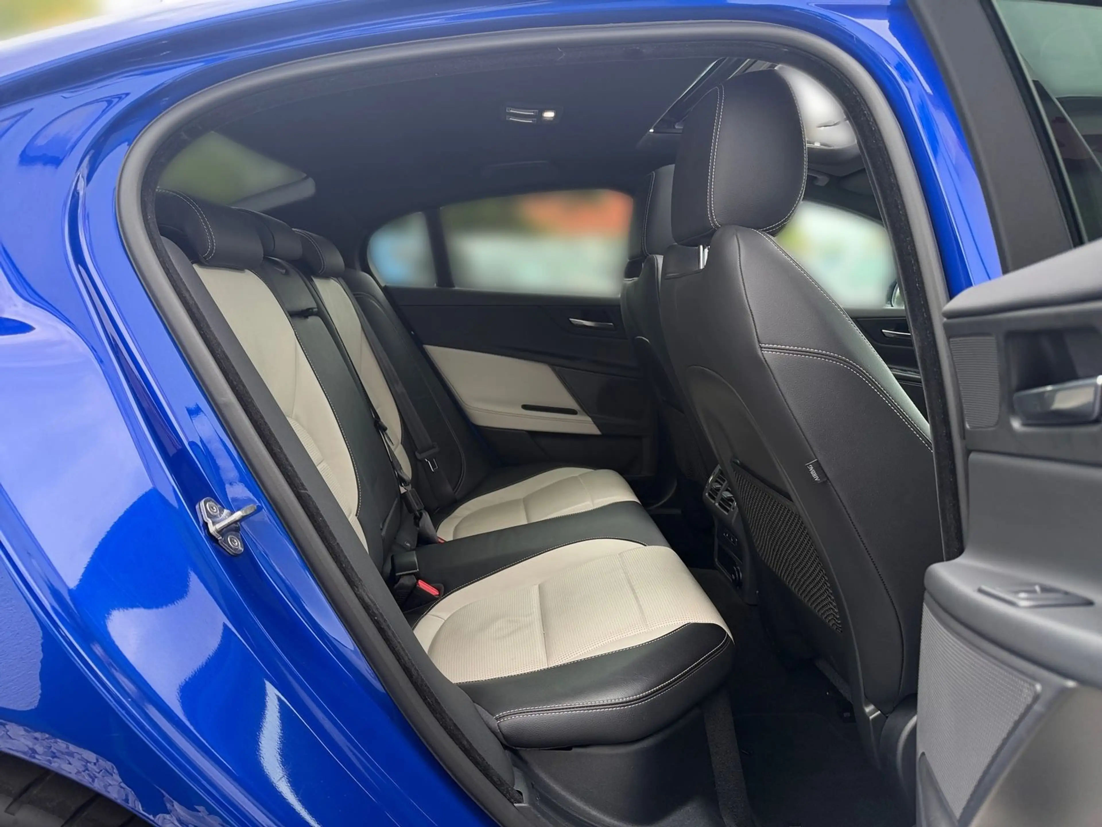 Jaguar XE 2.0 R-Sport AWD Leder Schiebedach Kamera DAB — photo 13