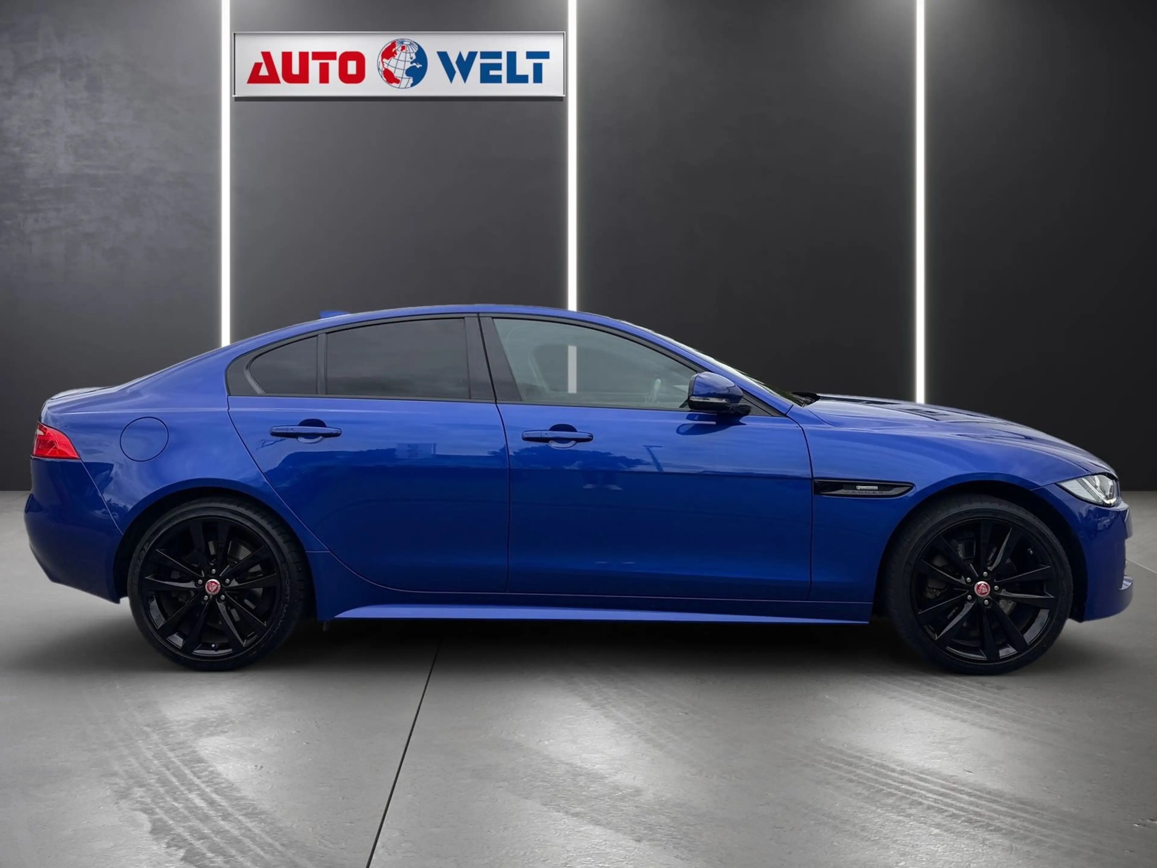 Jaguar XE 2.0 R-Sport AWD Leder Schiebedach Kamera DAB — photo 3