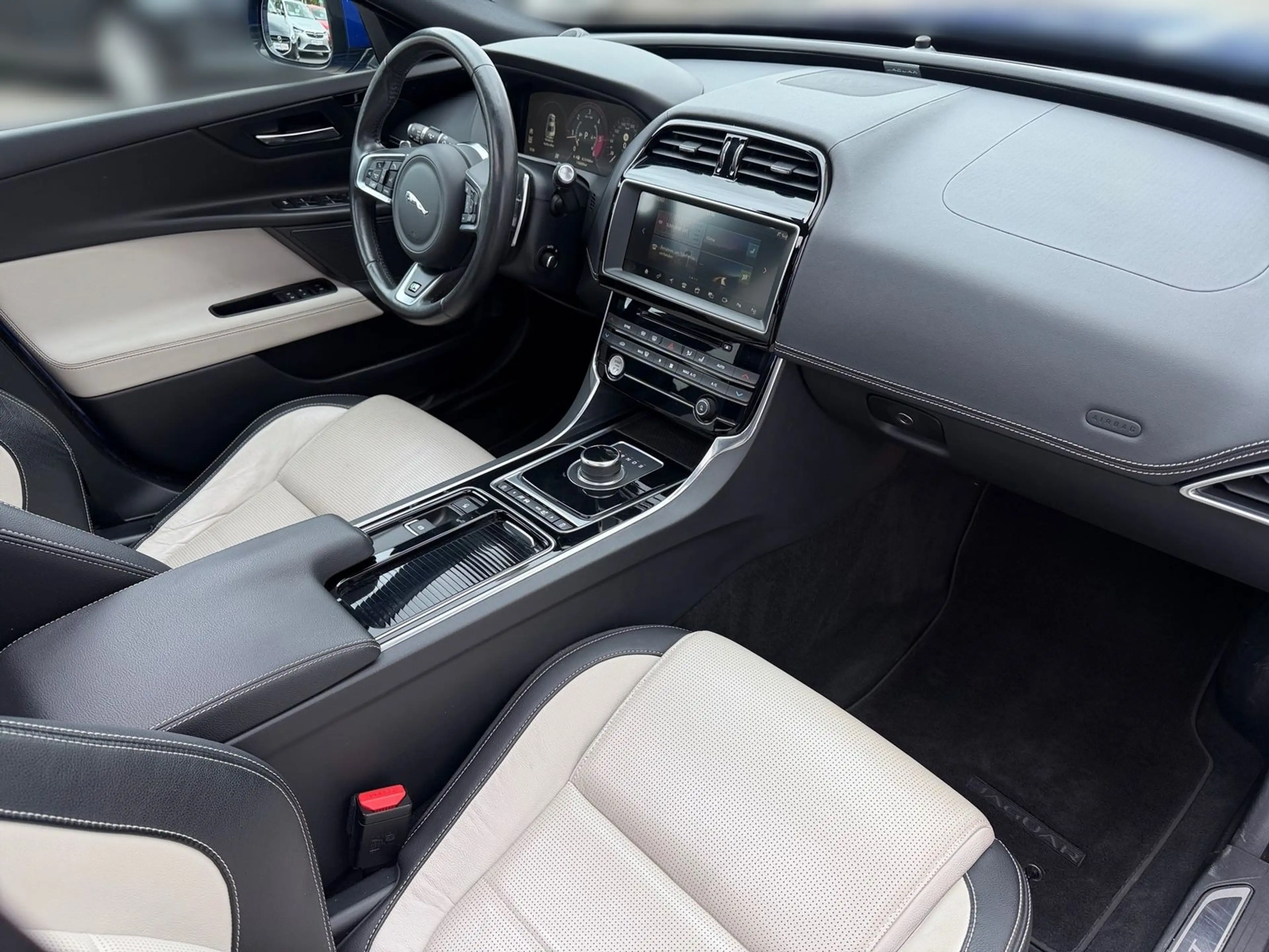 Jaguar XE 2.0 R-Sport AWD Leder Schiebedach Kamera DAB — photo 14