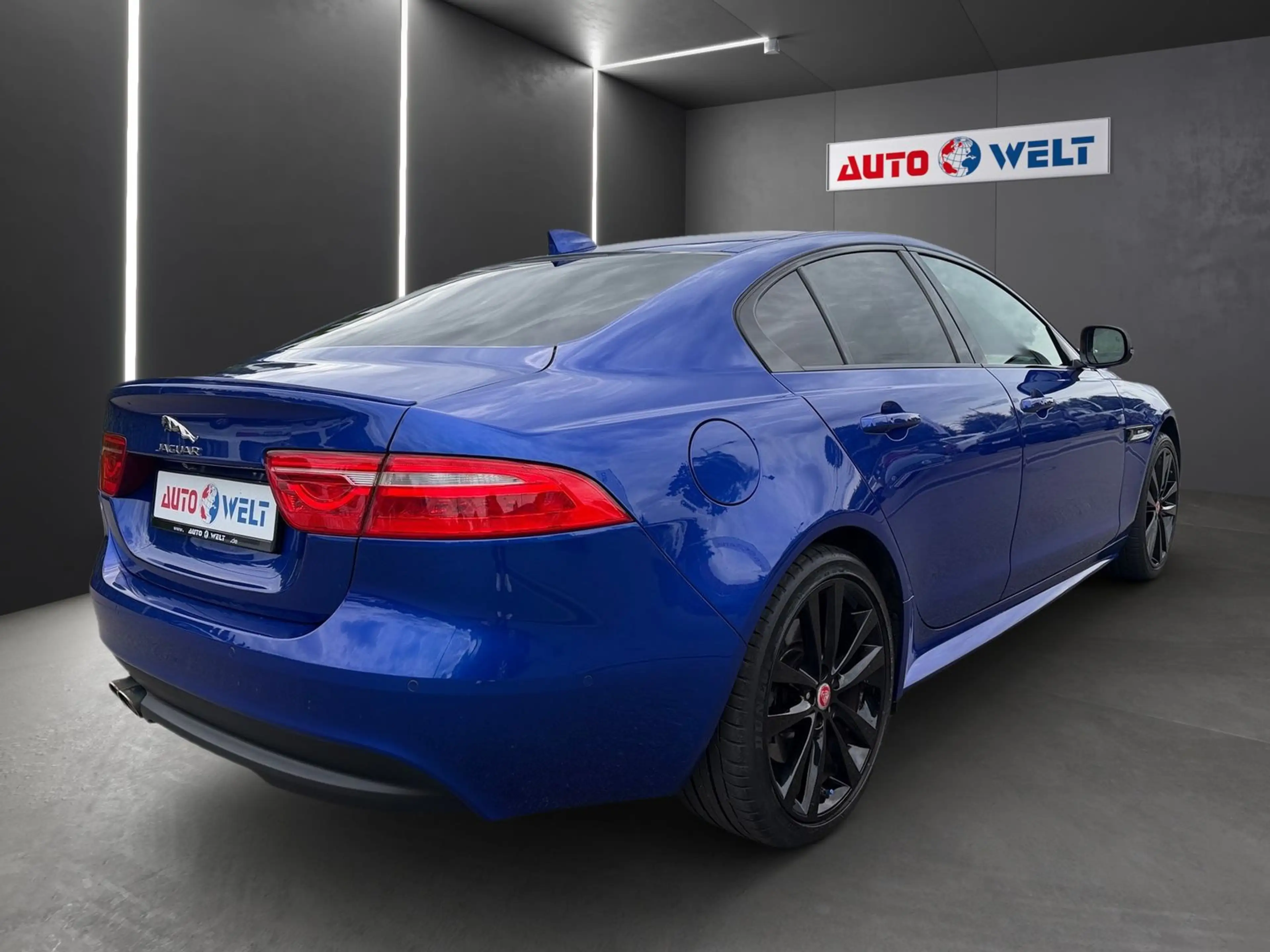 Jaguar XE 2.0 R-Sport AWD Leder Schiebedach Kamera DAB — photo 4