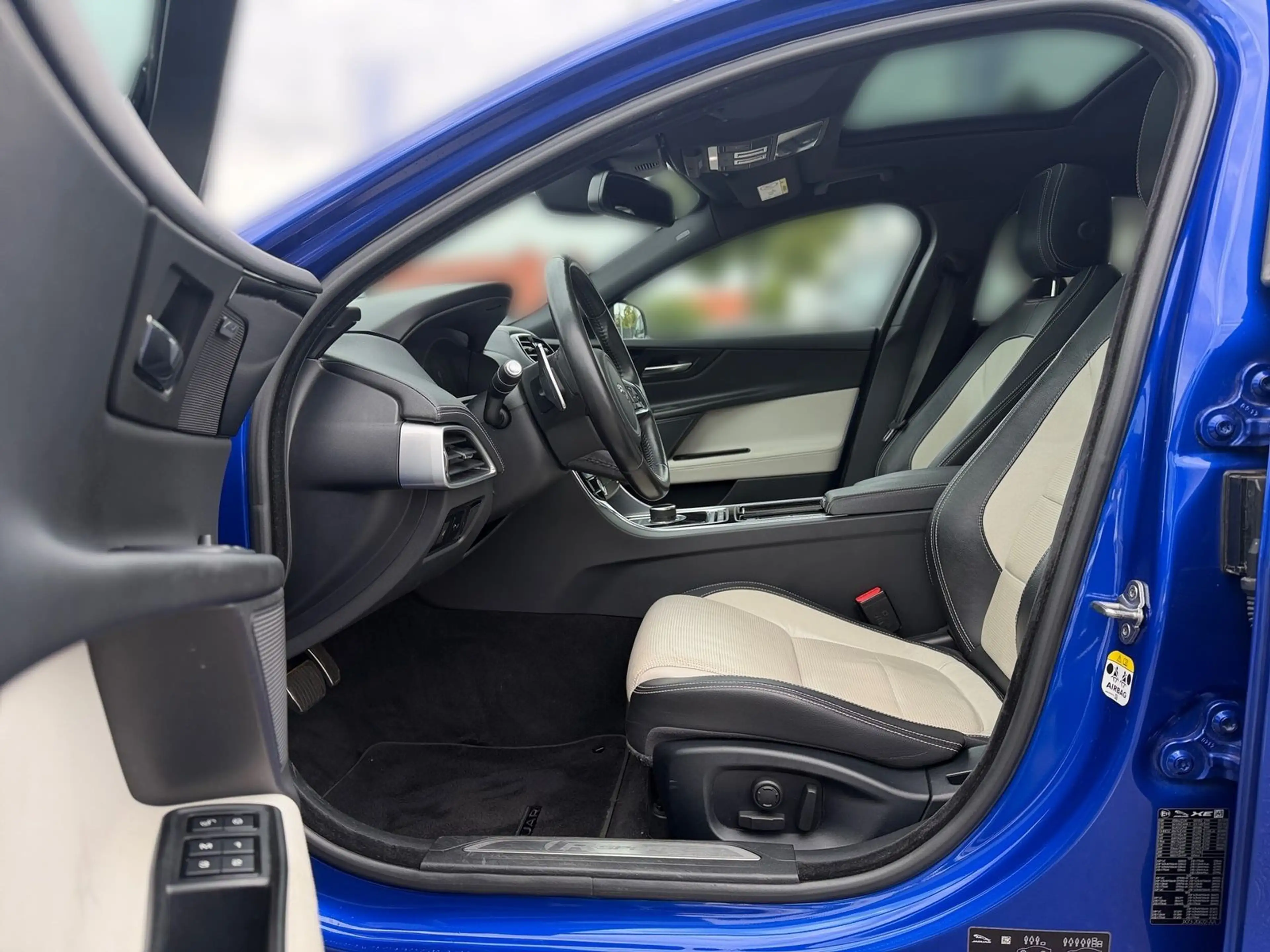 Jaguar XE 2.0 R-Sport AWD Leder Schiebedach Kamera DAB — photo 10