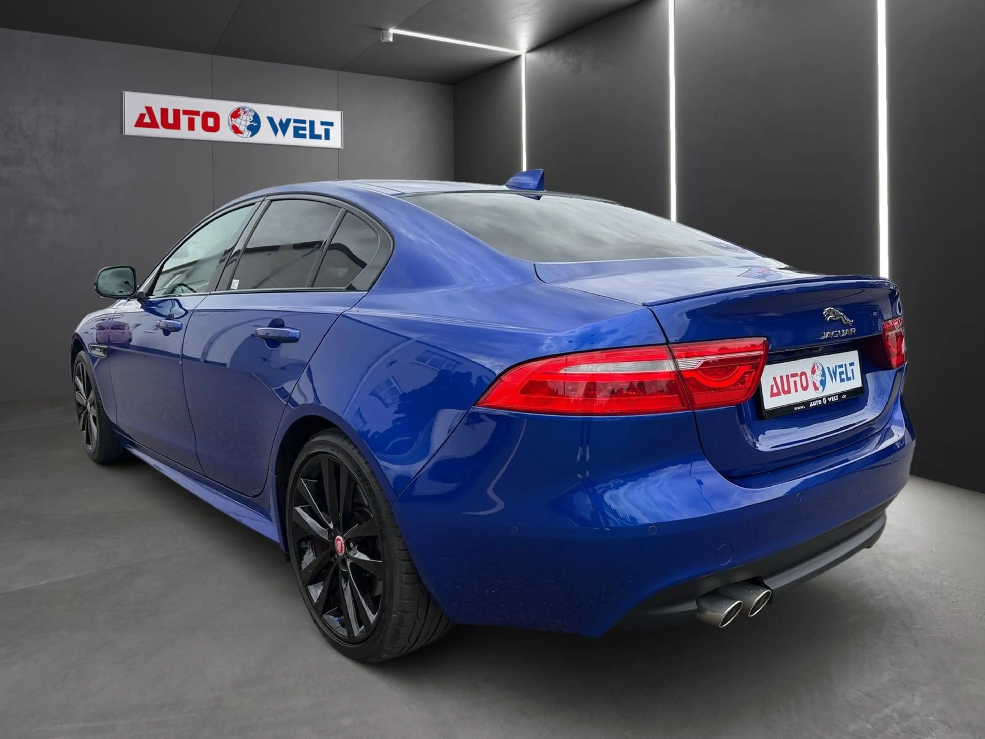 Jaguar XE 2.0 R-Sport AWD Leder Schiebedach Kamera DAB — photo 5