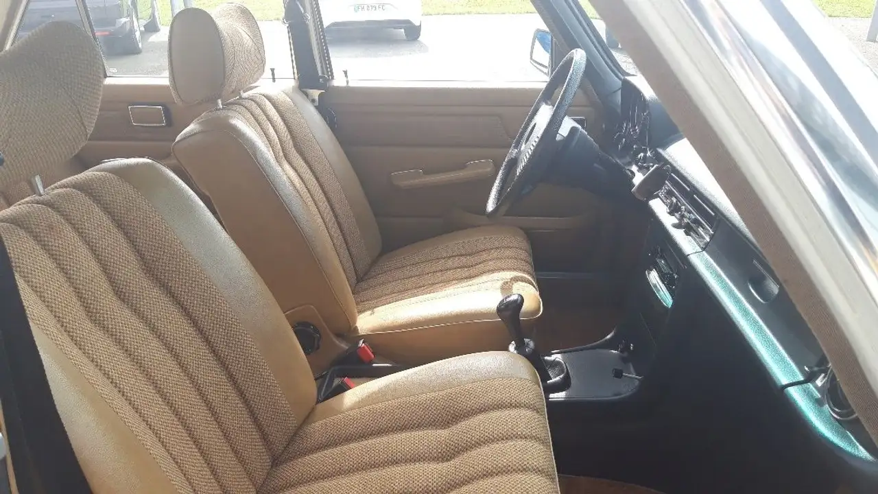 Mercedes-Benz 220 W115, foto 6