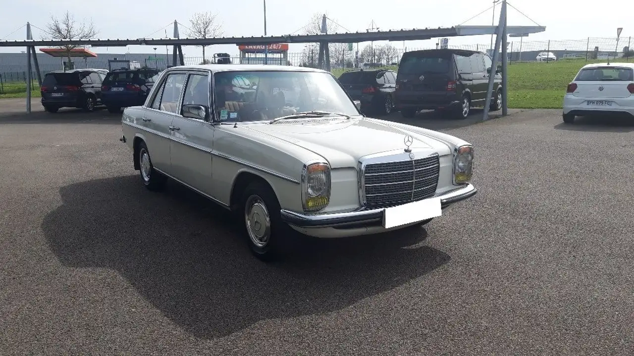 Mercedes-Benz 220 W115, foto 2