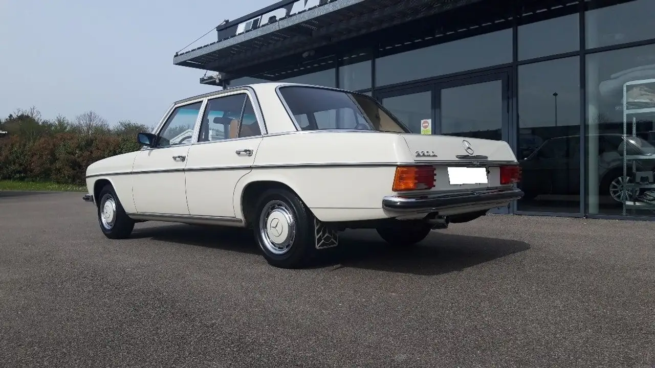 Mercedes-Benz 220 W115, foto 4