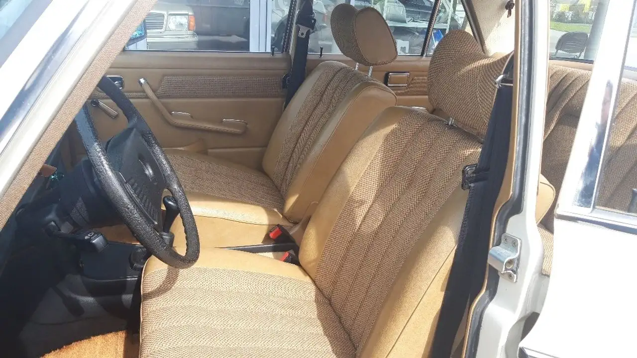 Mercedes-Benz 220 W115, foto 5