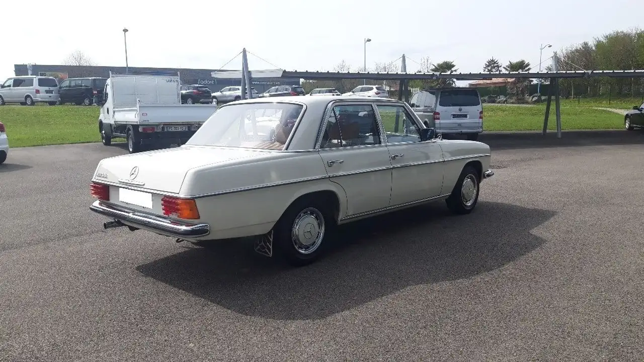Mercedes-Benz 220 W115, foto 3
