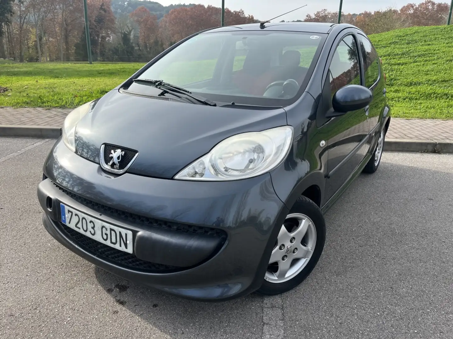 Peugeot 107 1.0i Urban 2 Tronic Negro - 1