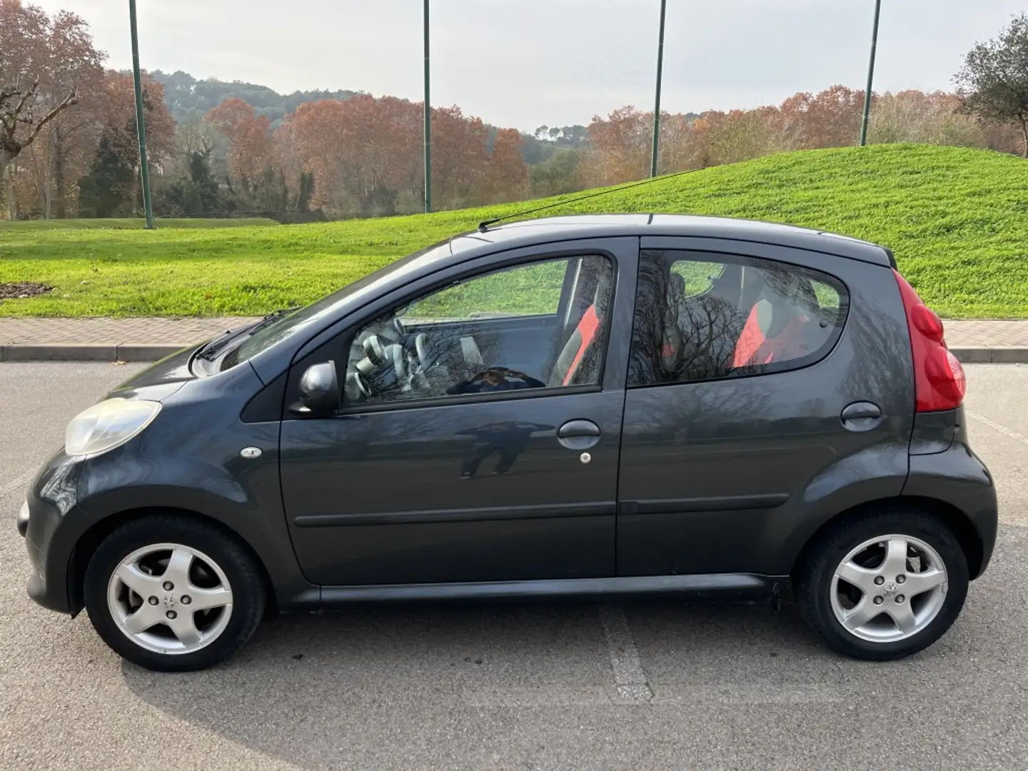 Peugeot 107 1.0i Urban 2 Tronic Negro - 2