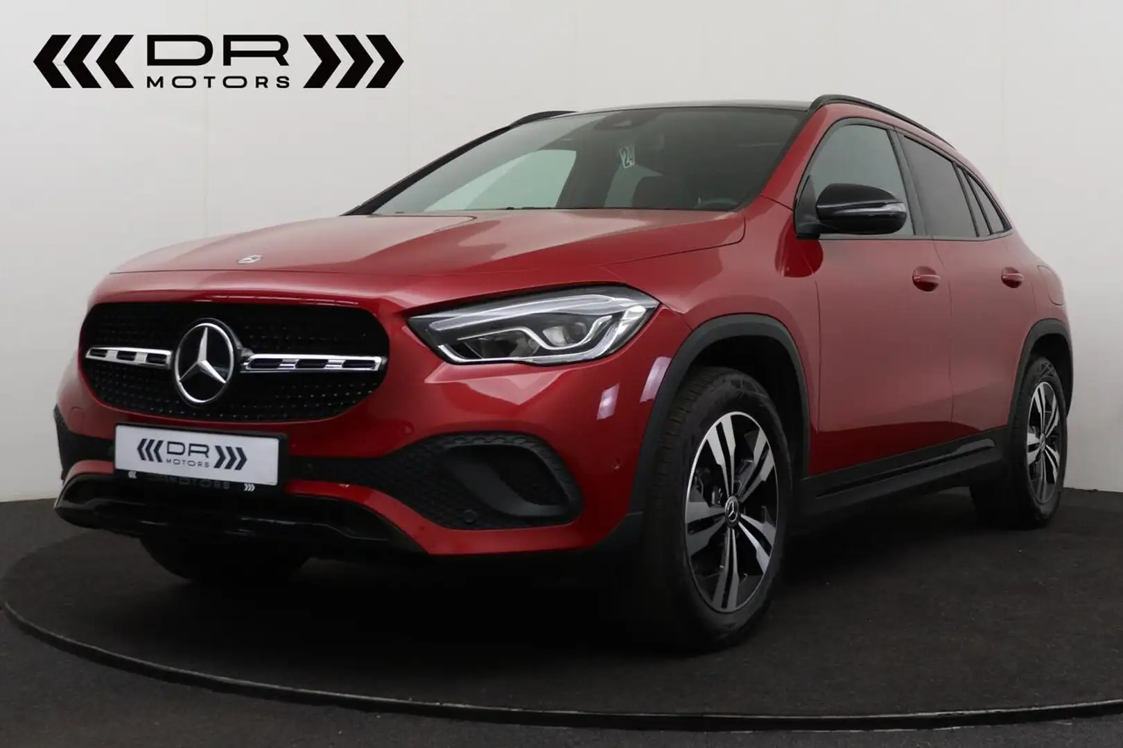 Mercedes-Benz GLA 180 BUSINESS SOLUTIONS 7-GTRONIC - LED - NAVI - PAN... Rouge - 1