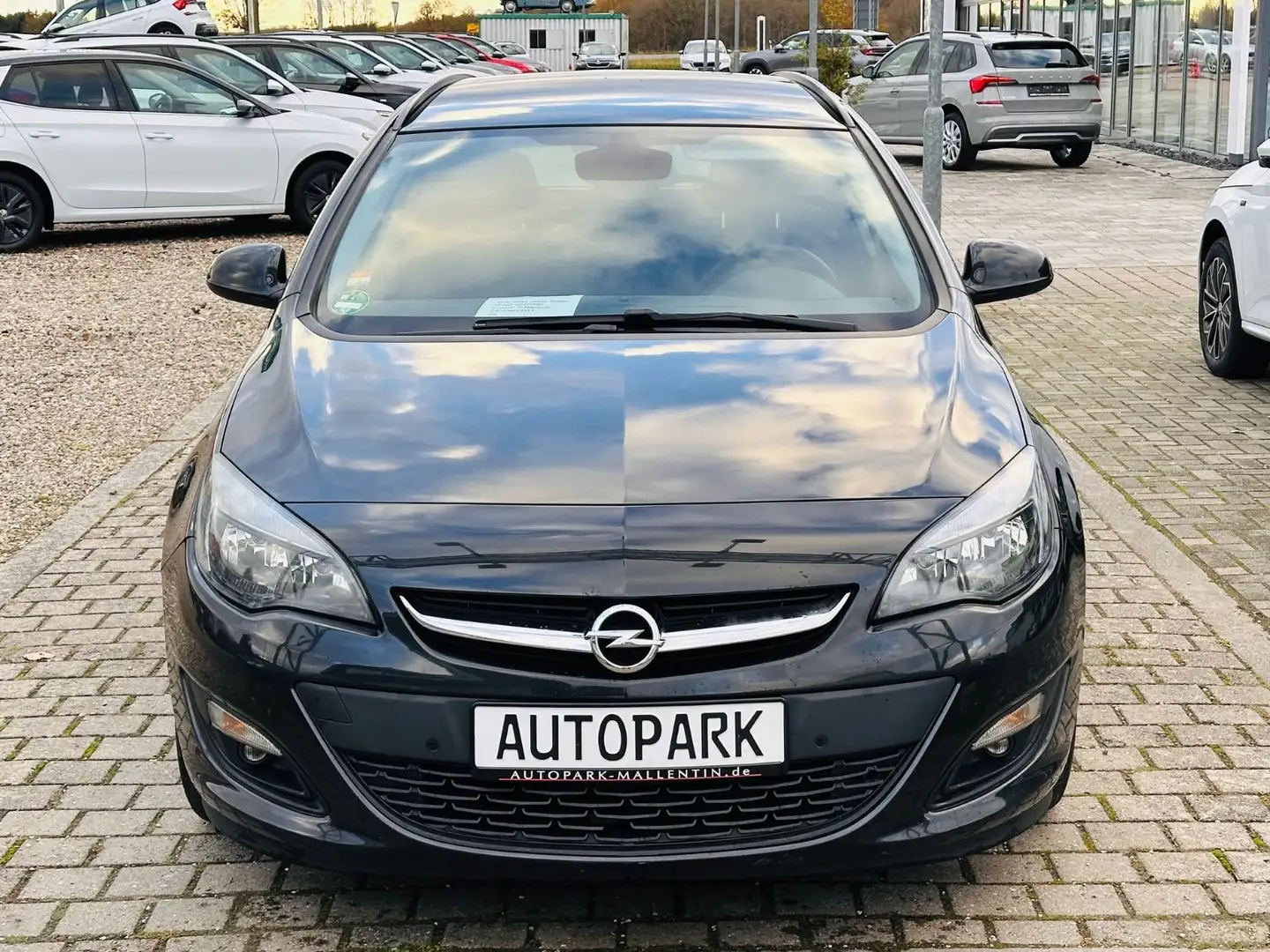 Opel Astra J Sports Tourer Style *AUTOMATIK*ALLWETTER Schwarz - 2