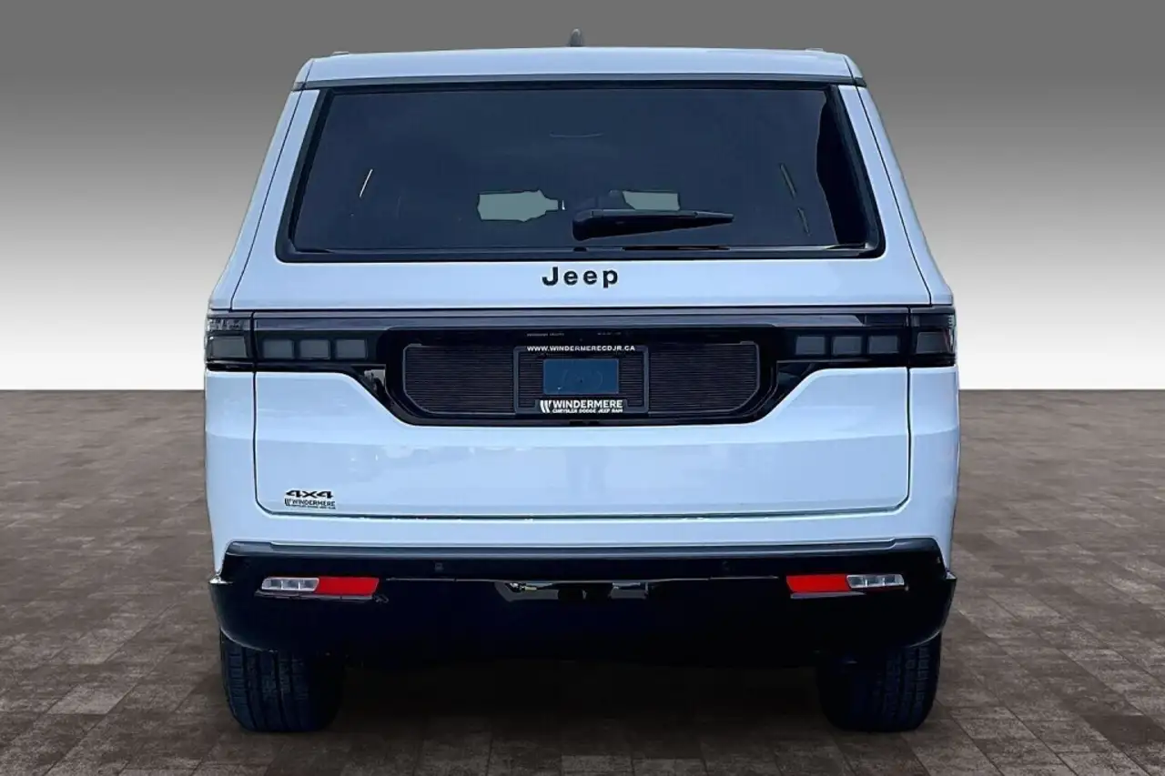 Jeep Grand Wagoneer снимка Jeep Grand Wagoneer