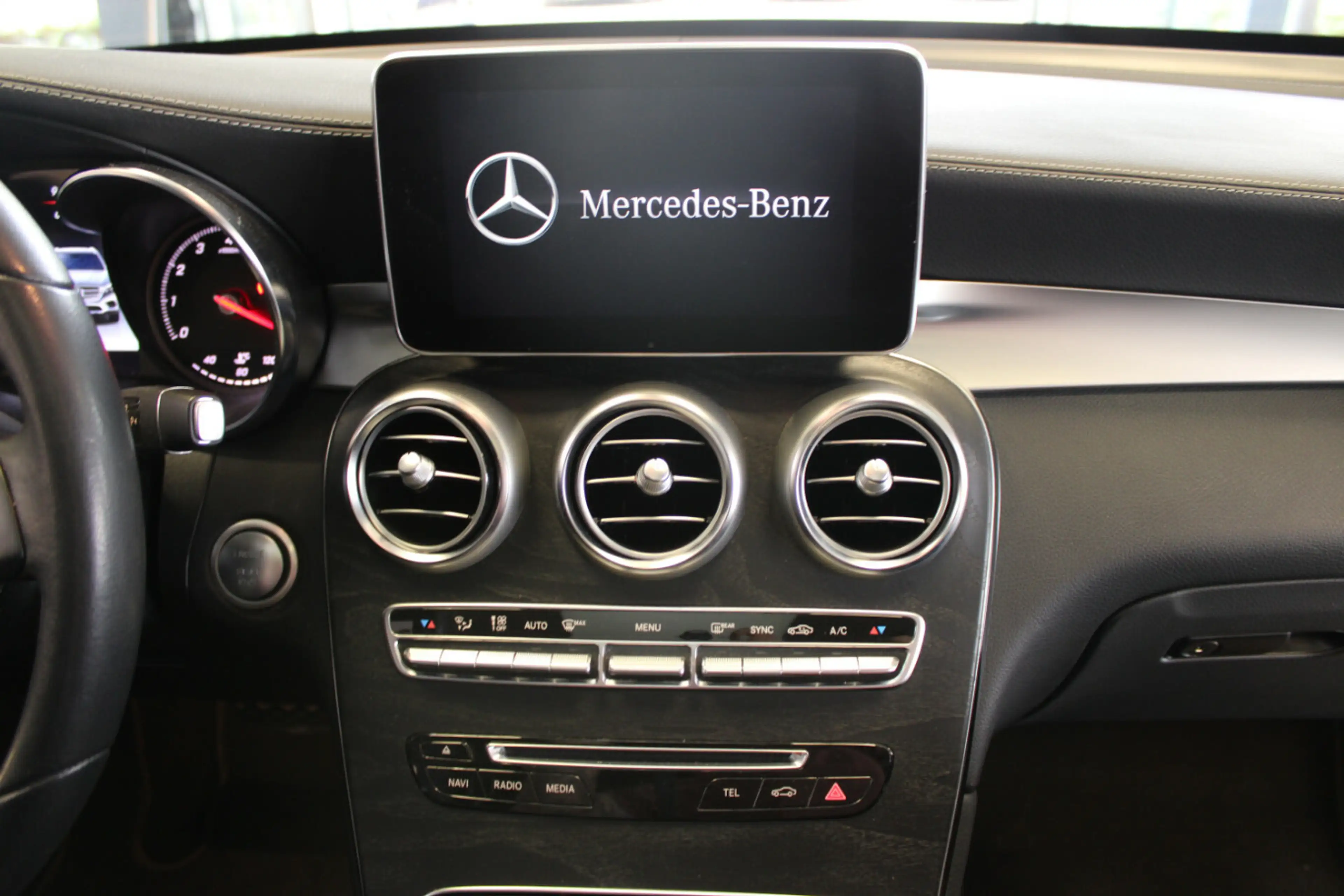 Mercedes-Benz GLC 250 4Matic 9G-TRONIC — photo 11