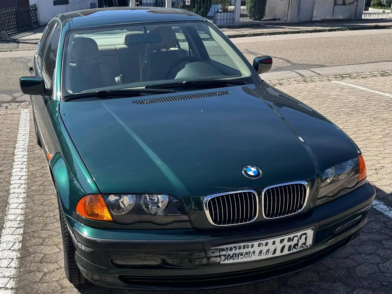 BMW 320i, foto 2