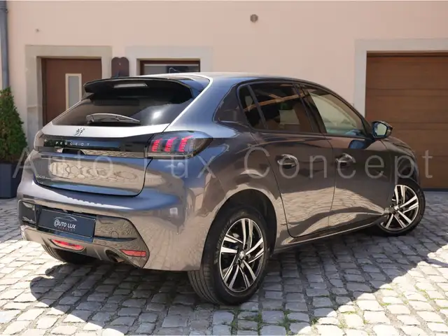 Peugeot 208 view 3