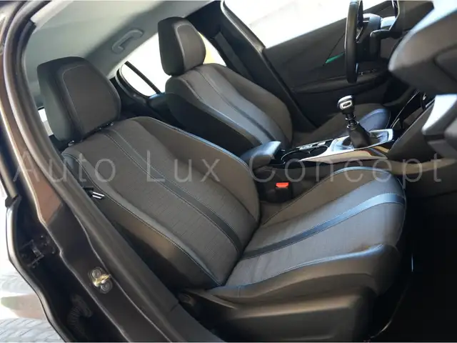 Peugeot 208 view 9