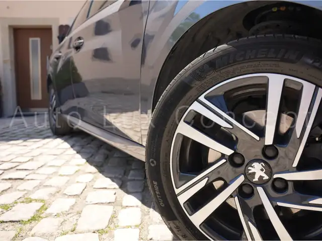 Peugeot 208 view 13