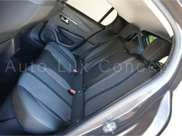Peugeot 208 view 11