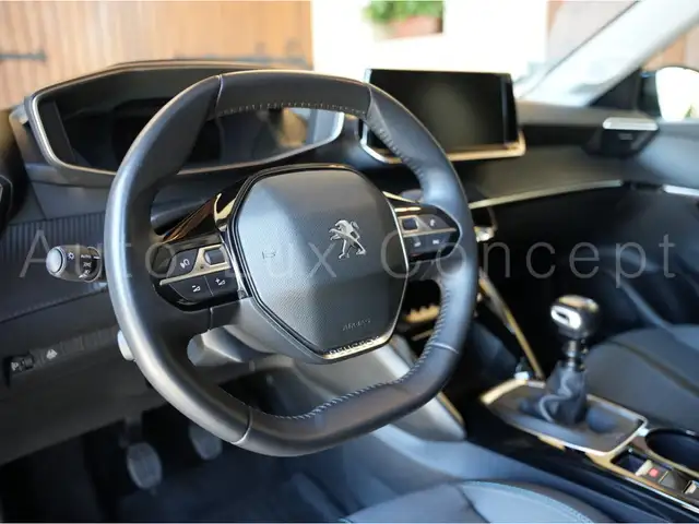 Peugeot 208 view 6