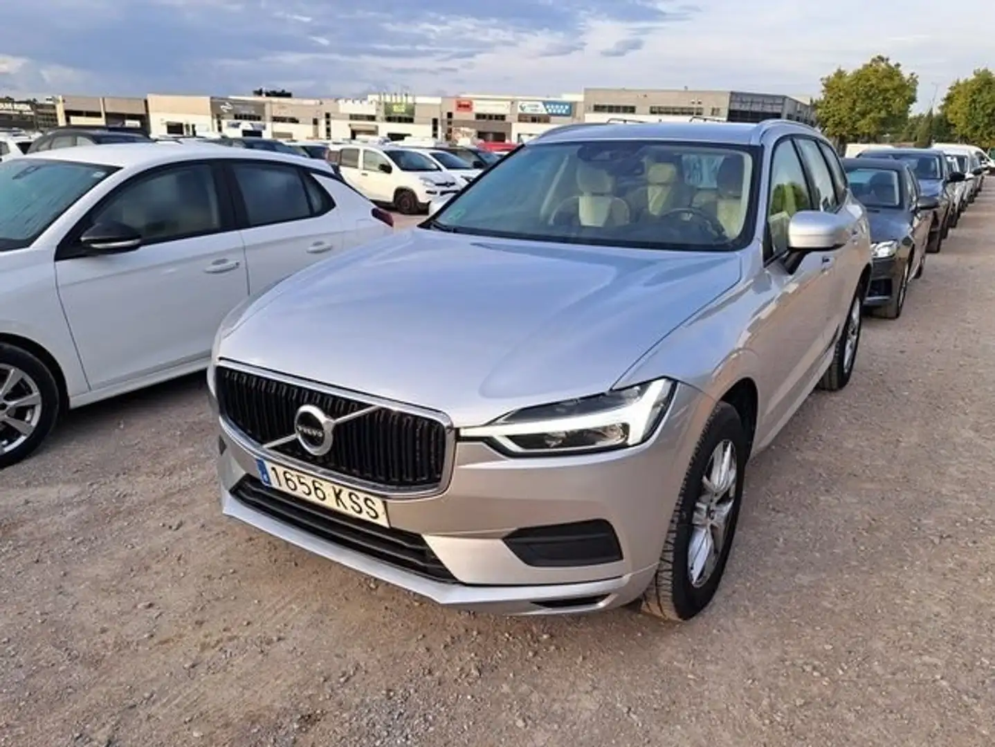 Volvo XC60 D4 Momentum AWD Aut. Plateado - 1