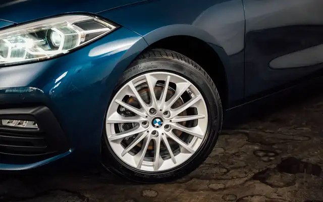 BMW 1 Series view 6