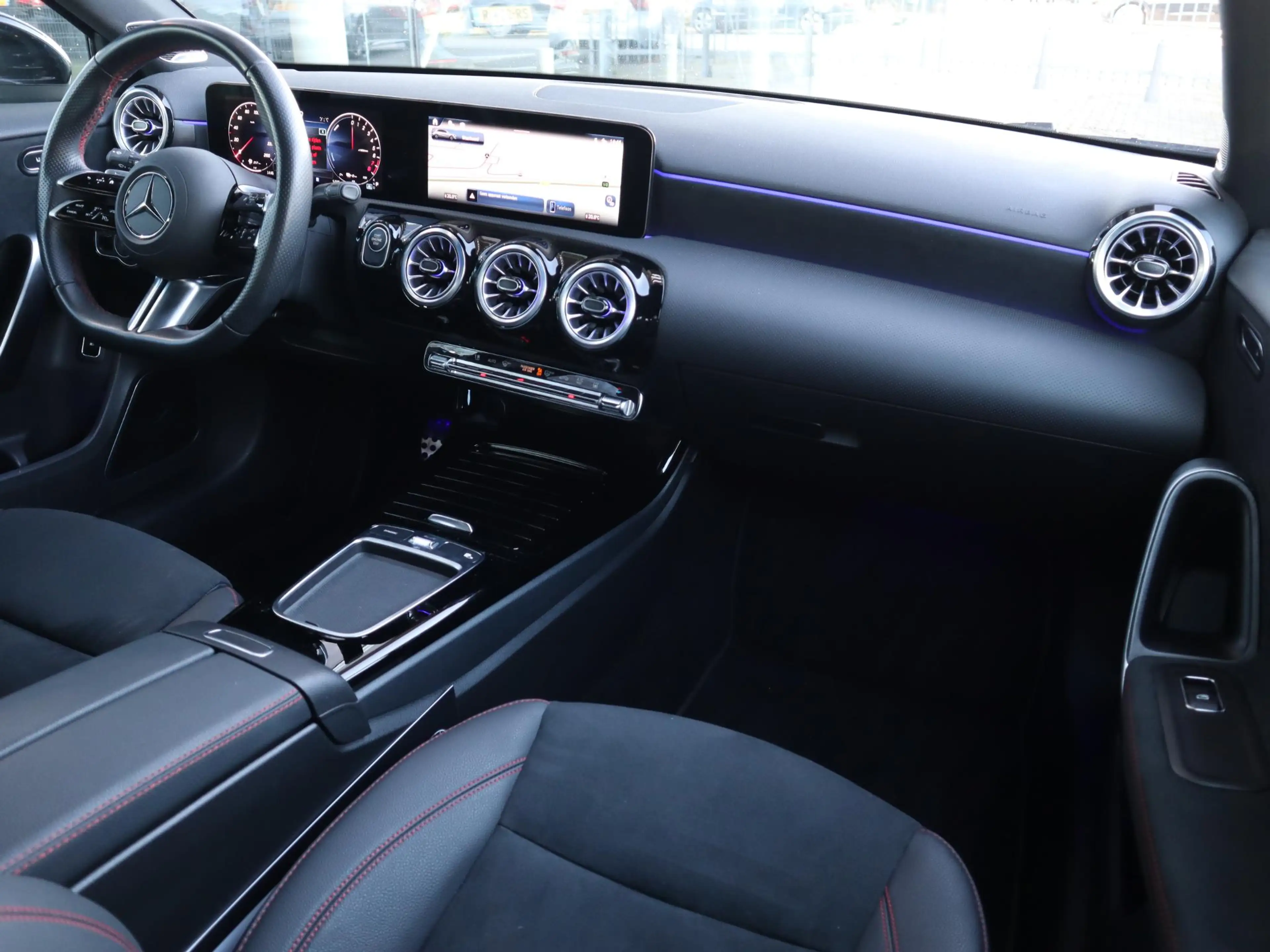 Mercedes-Benz A 250 e Star Edition AMG Line | Panoramadak | Multispaak — photo 3