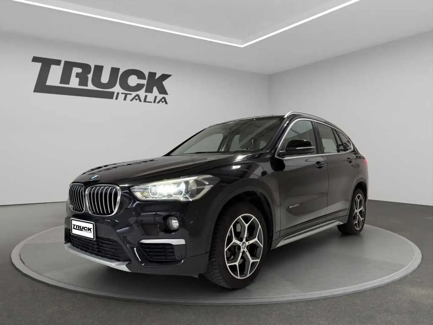 BMW X1 F48 - X1 xdrive20d xLine Zwart - 1