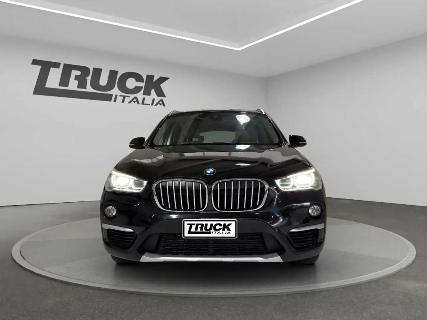 BMW X1 F48 - X1 xdrive20d xLine Zwart - 2