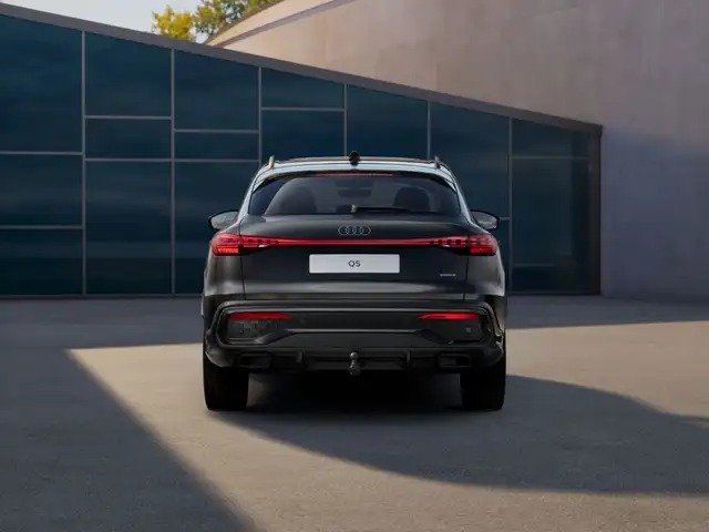 Audi Q5 view 4
