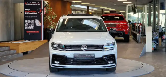 Volkswagen Tiguan view 2