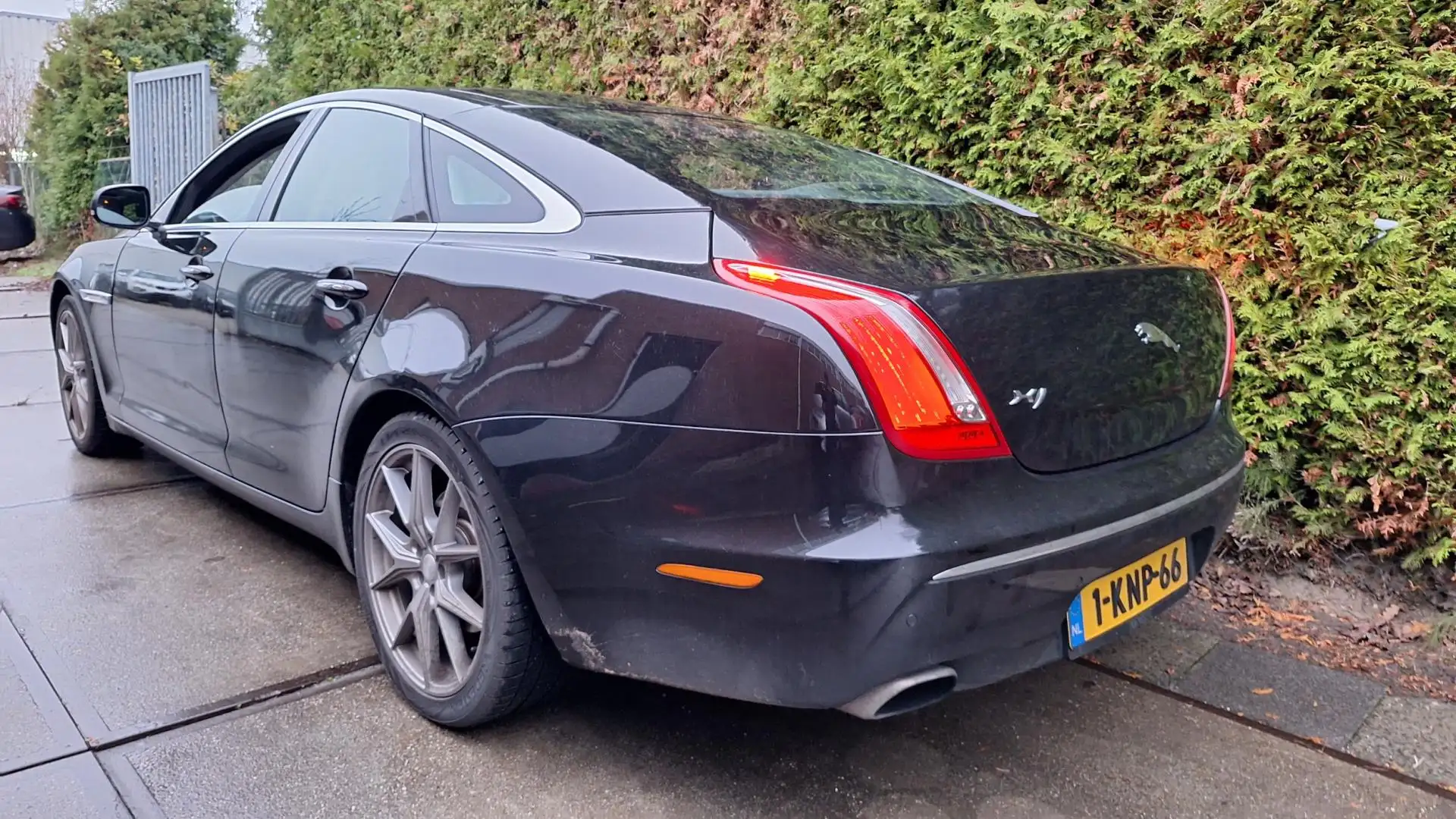 Jaguar XJ 3.0 V6D Premium Luxury Zwart - 2