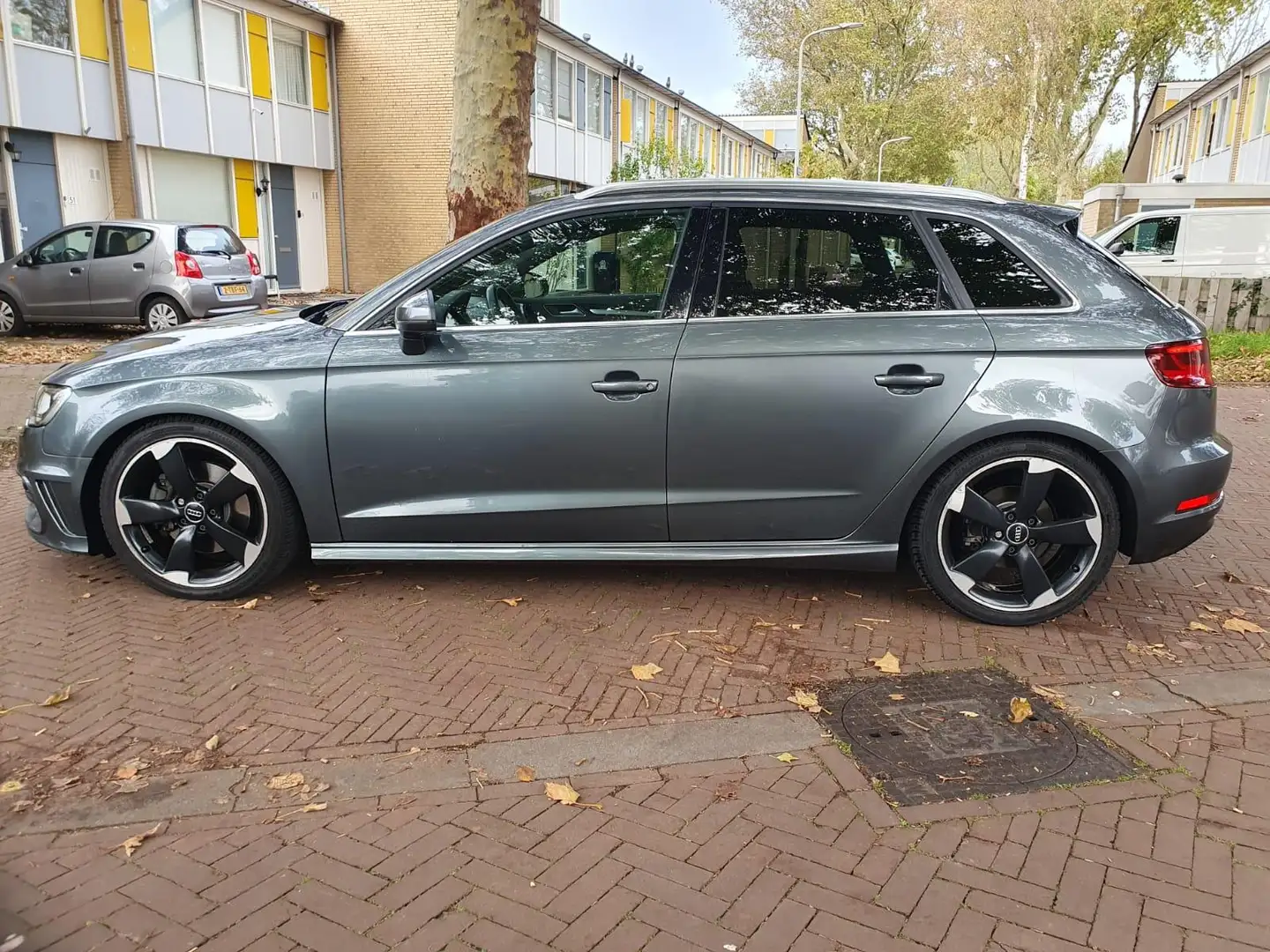 Audi A3 Sportback AUTOMAAT/ Panorama dak/ leuke auto Grijs - 2