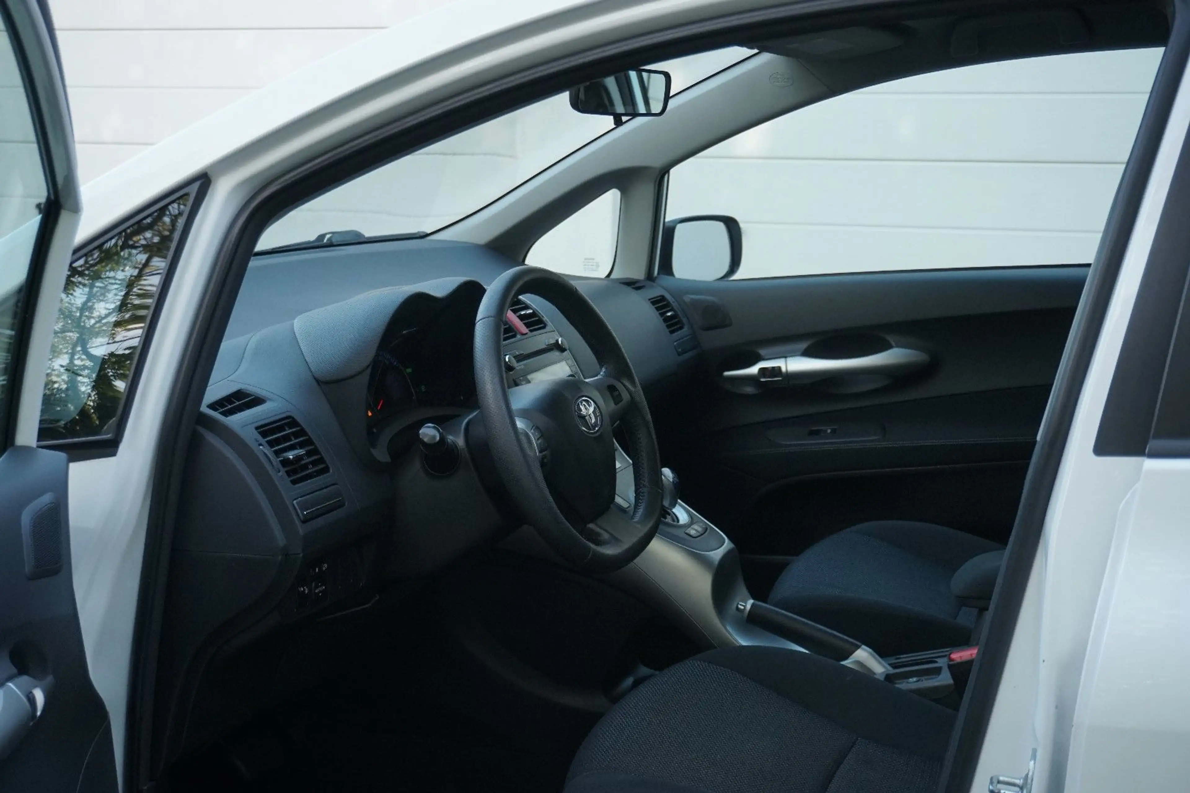 Toyota Auris Hybrid Life | Automatik | TÜV + Insp. Neu — photo 9
