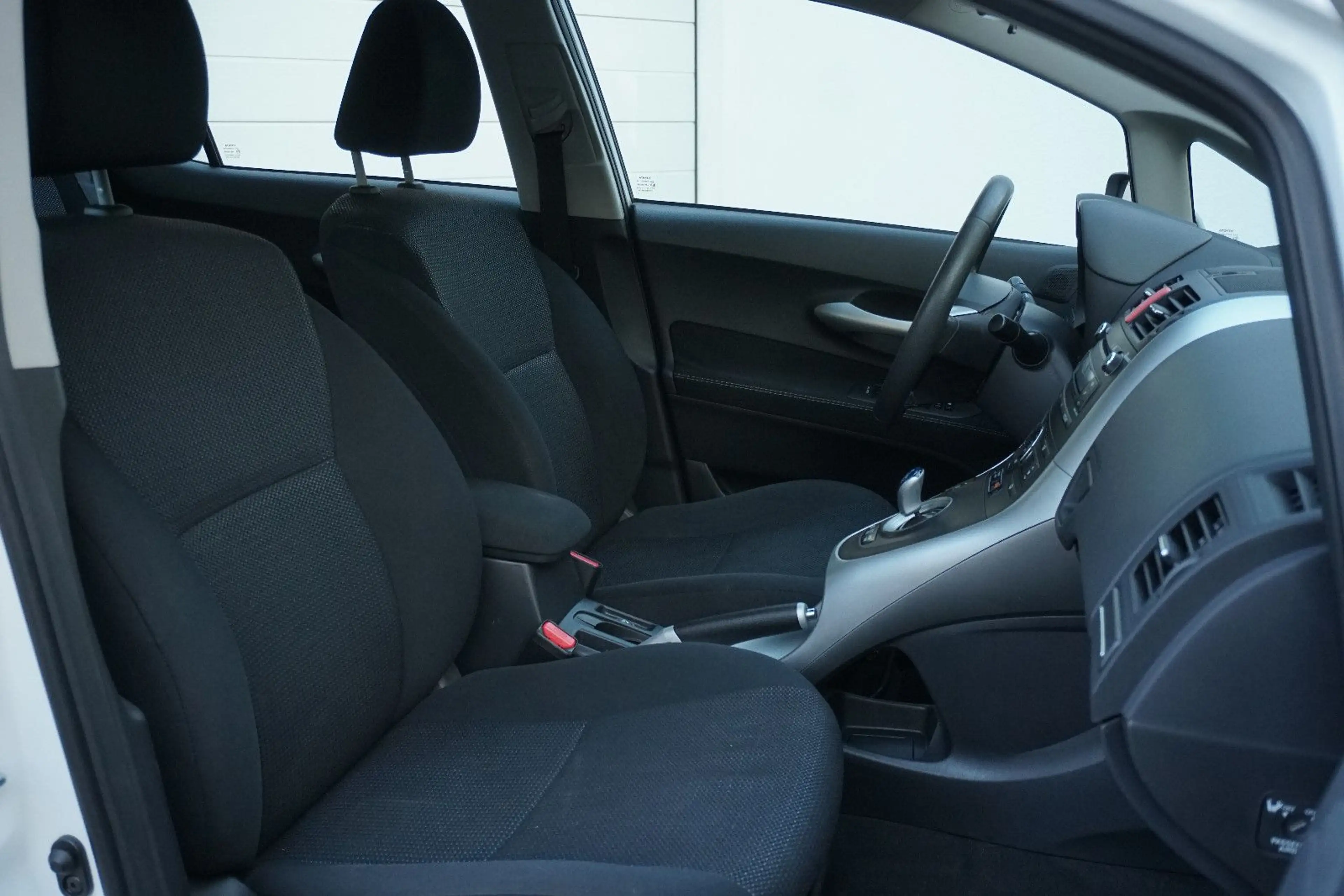 Toyota Auris Hybrid Life | Automatik | TÜV + Insp. Neu — photo 14