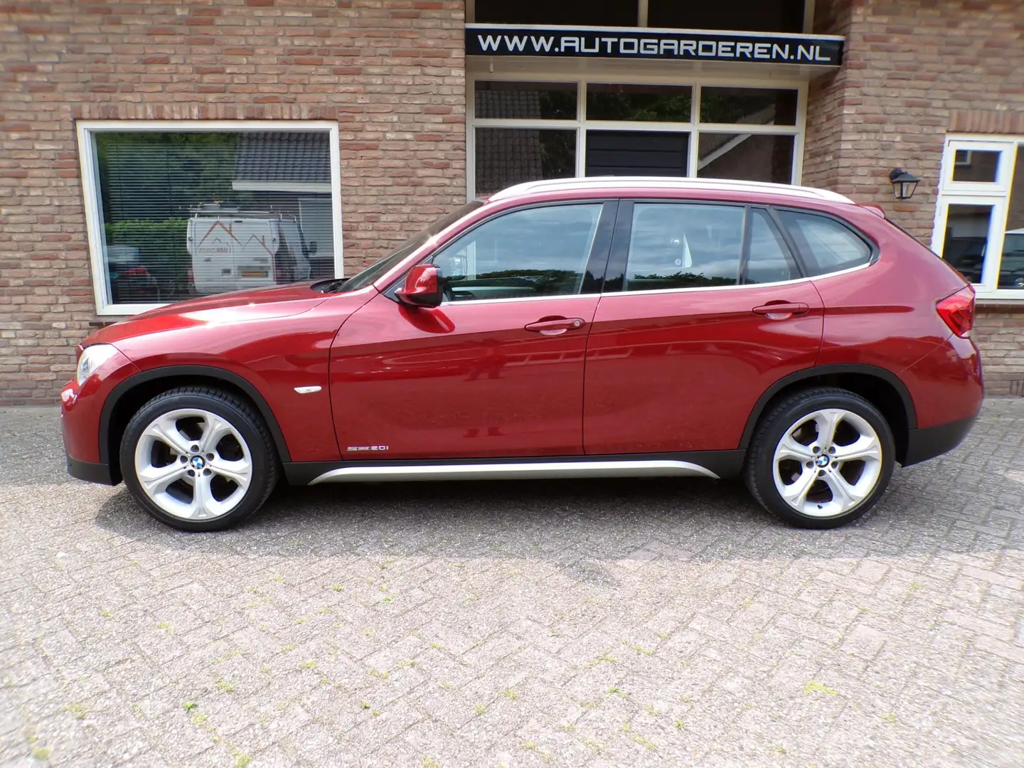 BMW X1 SDrive20i Automaat / Leder / Navi / Panoramadak Red - 2
