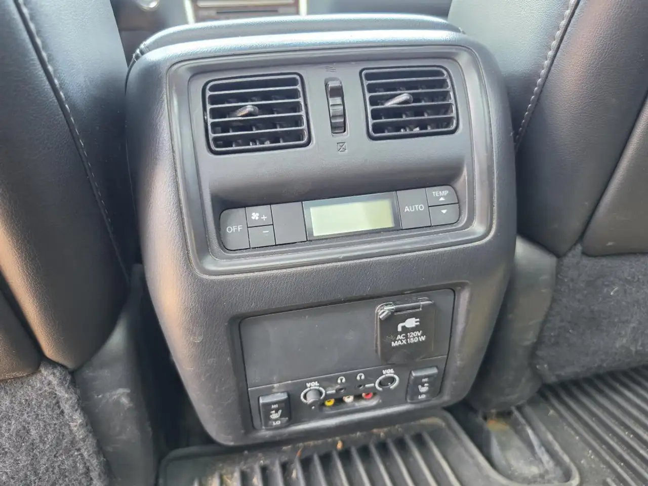 Nissan Pathfinder снимка Nissan Pathfinder