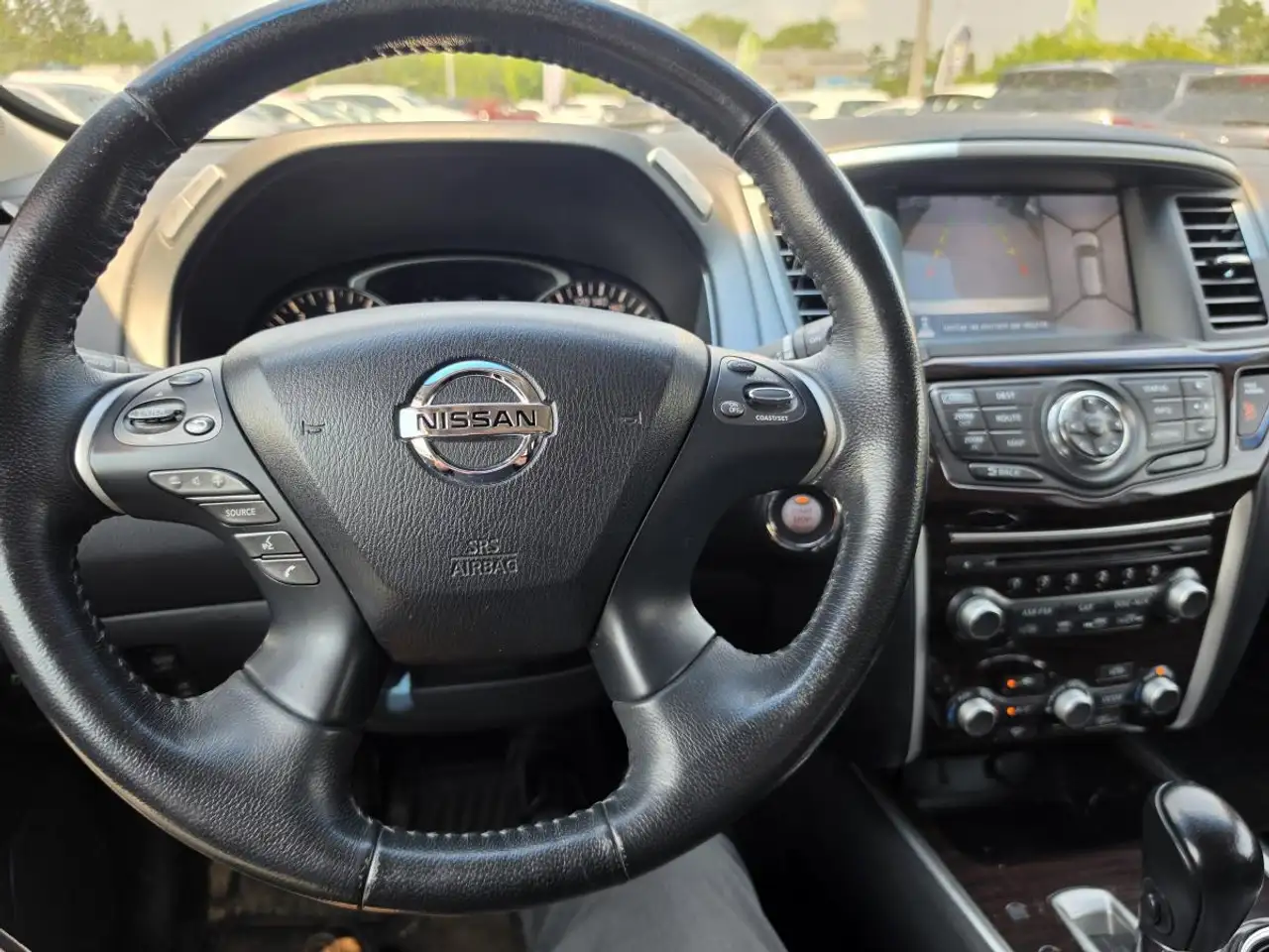 Nissan Pathfinder снимка Nissan Pathfinder