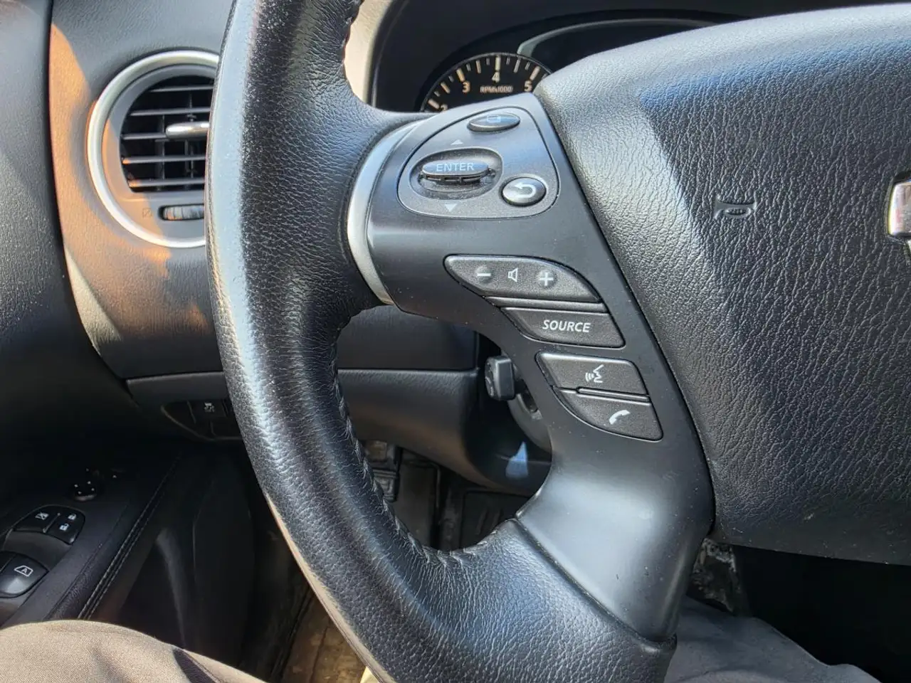 Nissan Pathfinder снимка Nissan Pathfinder