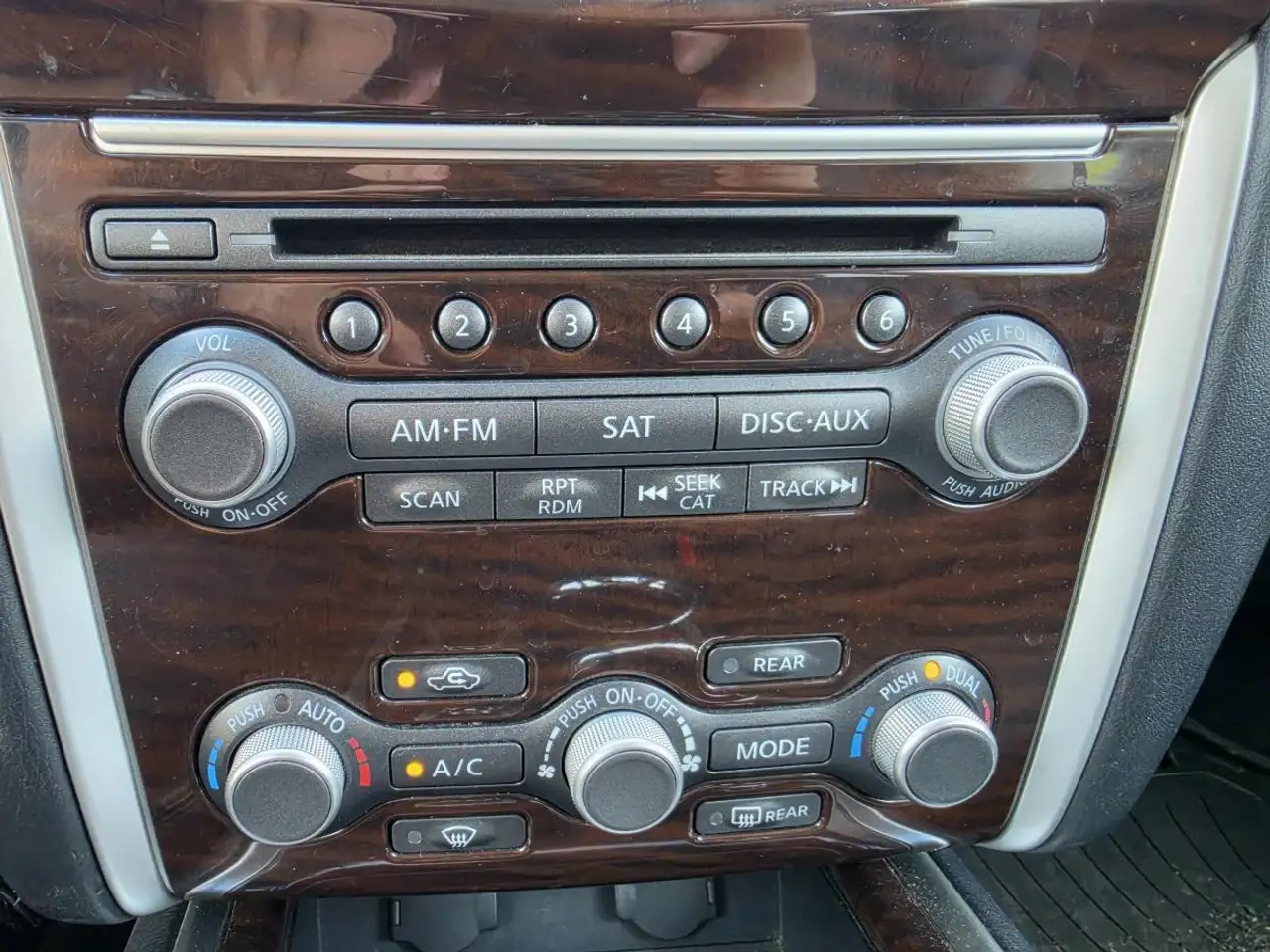 Nissan Pathfinder снимка Nissan Pathfinder