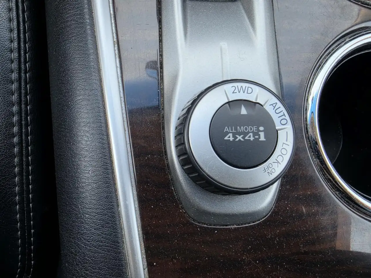 Nissan Pathfinder снимка Nissan Pathfinder