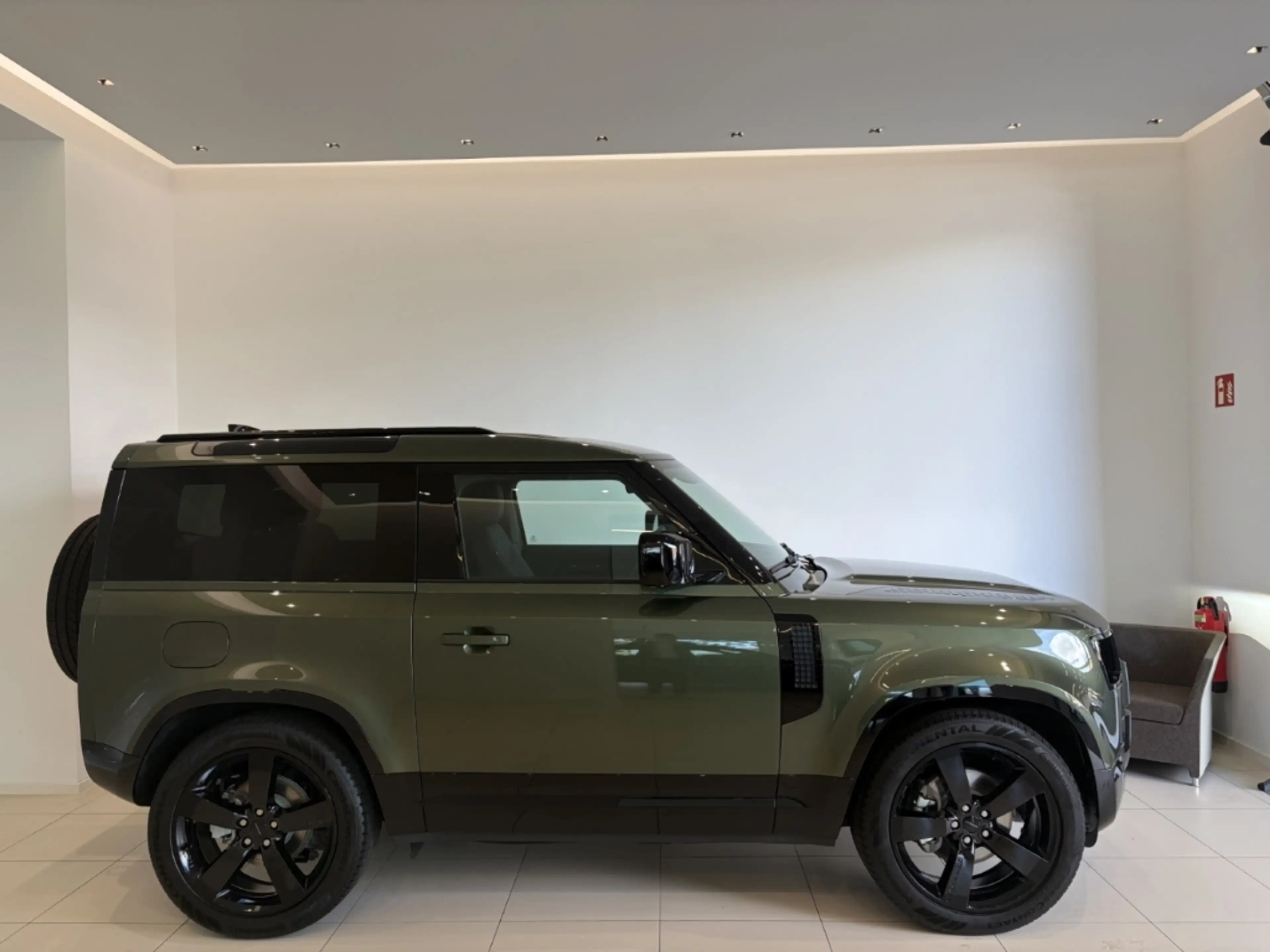 Land Rover Defender 90 D250 X-Dynamic SE HUD Luftfederung — photo 6
