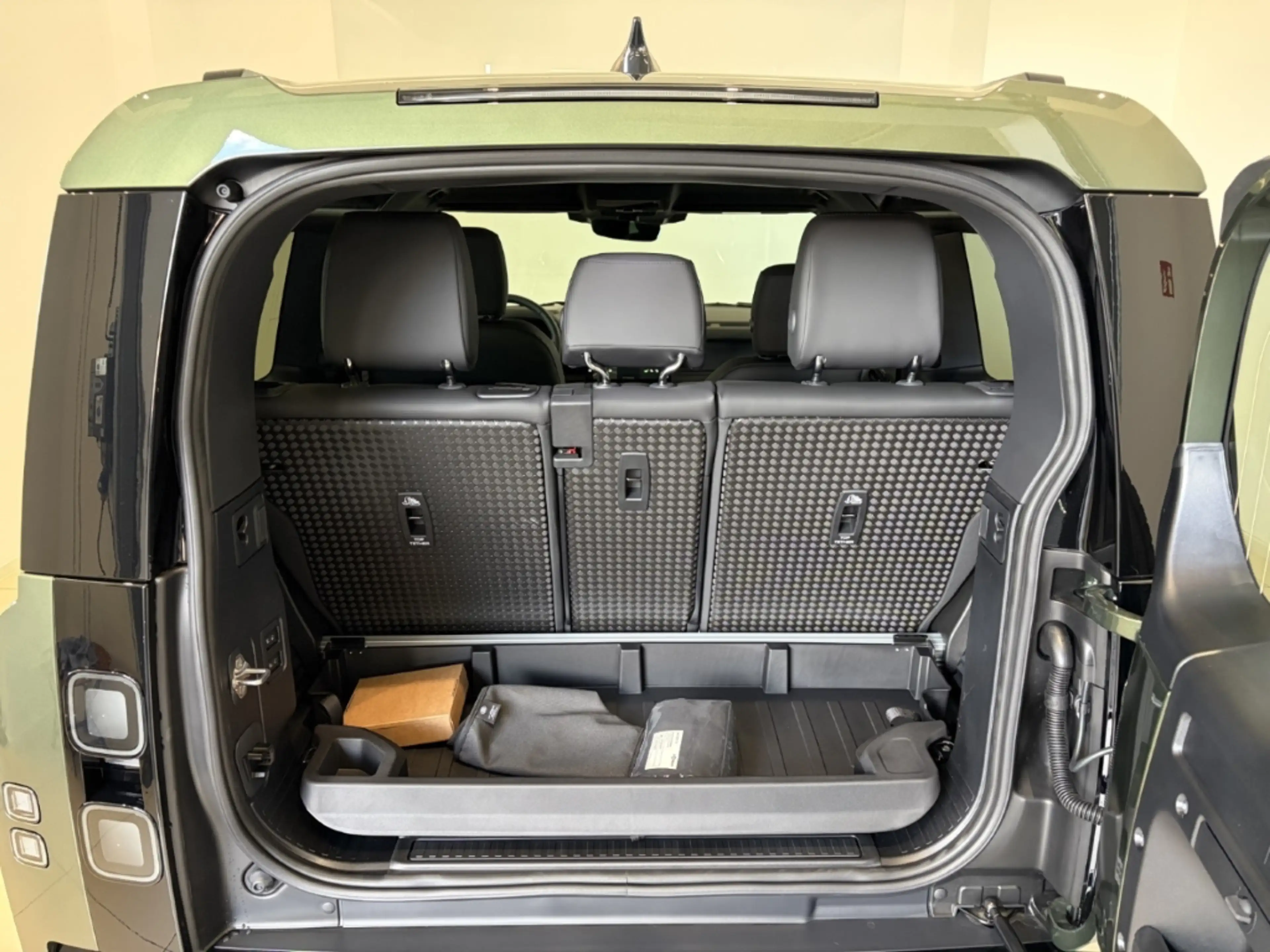 Land Rover Defender 90 D250 X-Dynamic SE HUD Luftfederung — photo 10