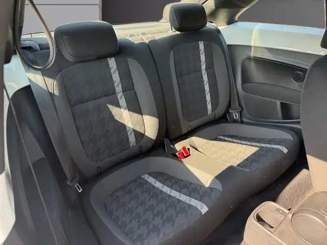Volkswagen Beetle view 10