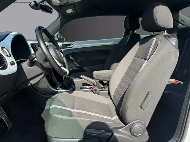 Volkswagen Beetle view 12