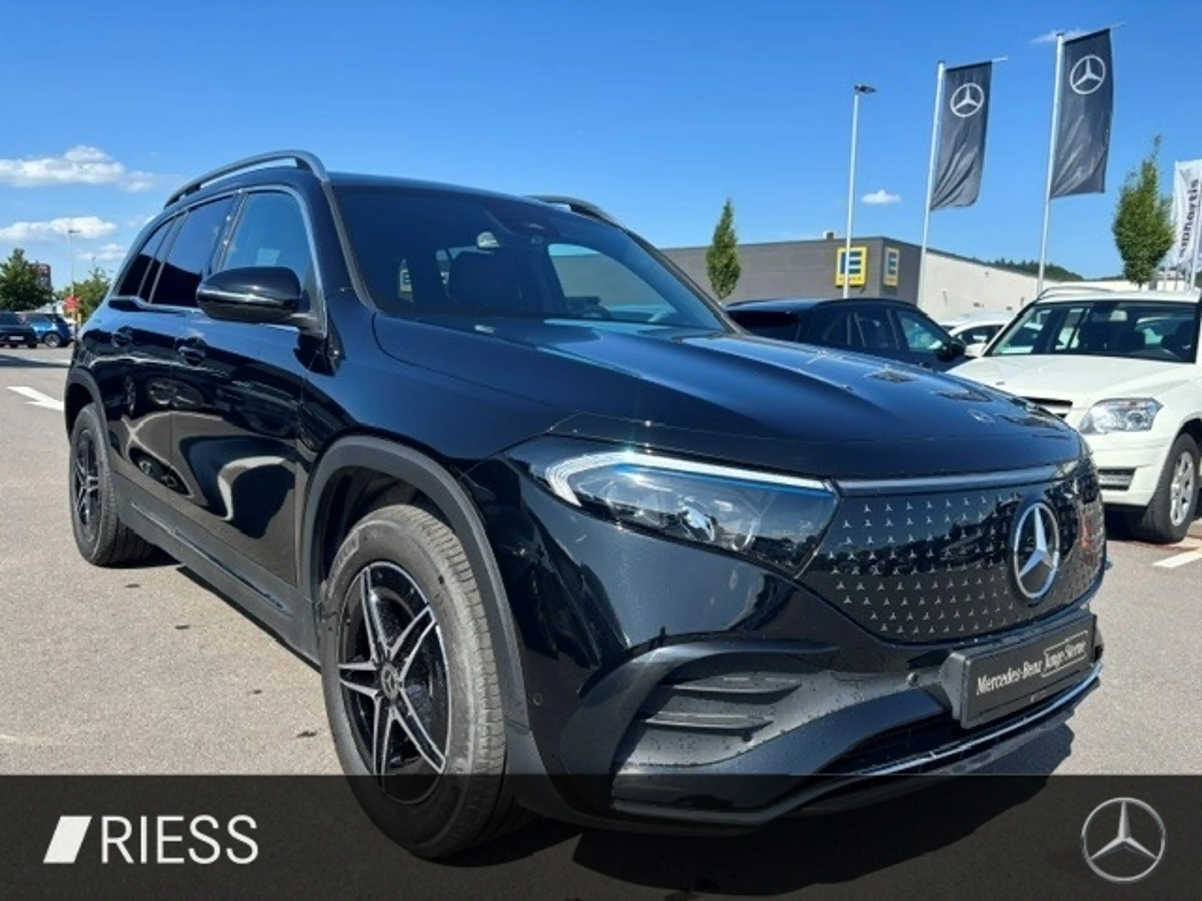 Mercedes-Benz EQB 300 4M AMG Sport Distr Pano W-Paket Kamera — photo 8