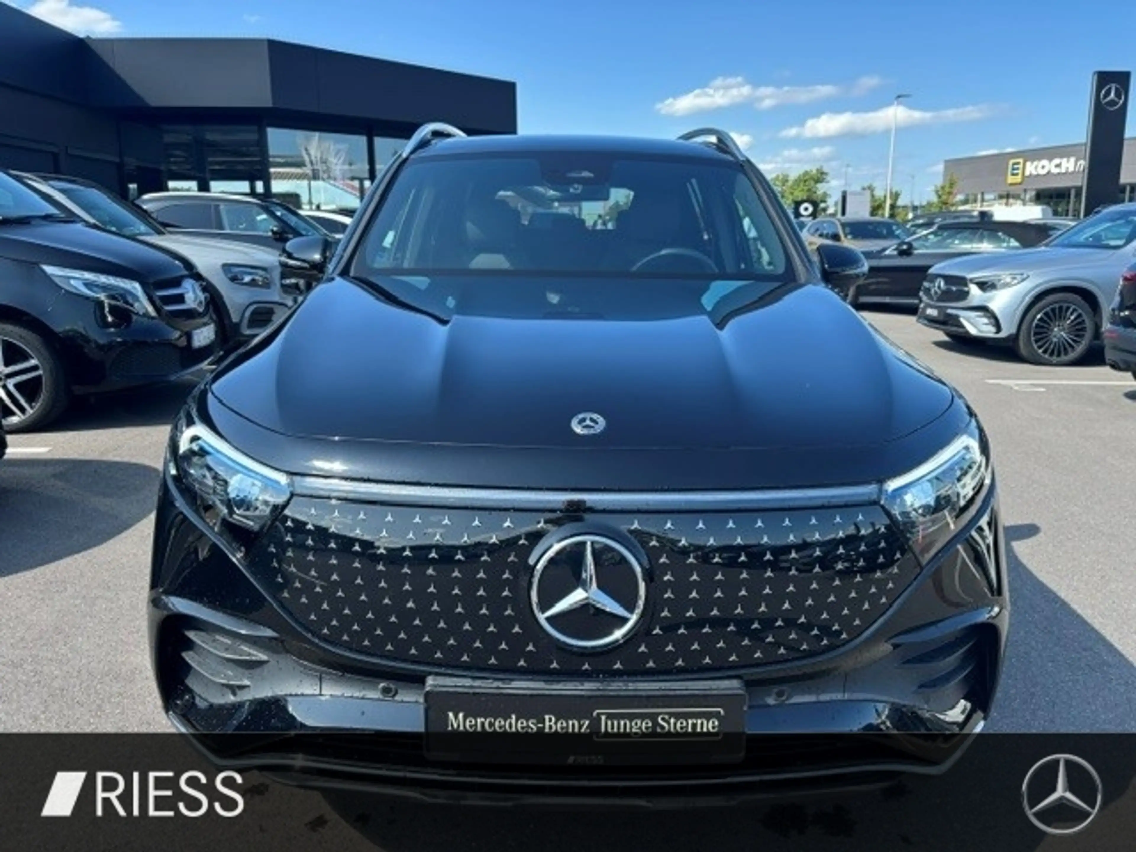 Mercedes-Benz EQB 300 4M AMG Sport Distr Pano W-Paket Kamera — photo 3