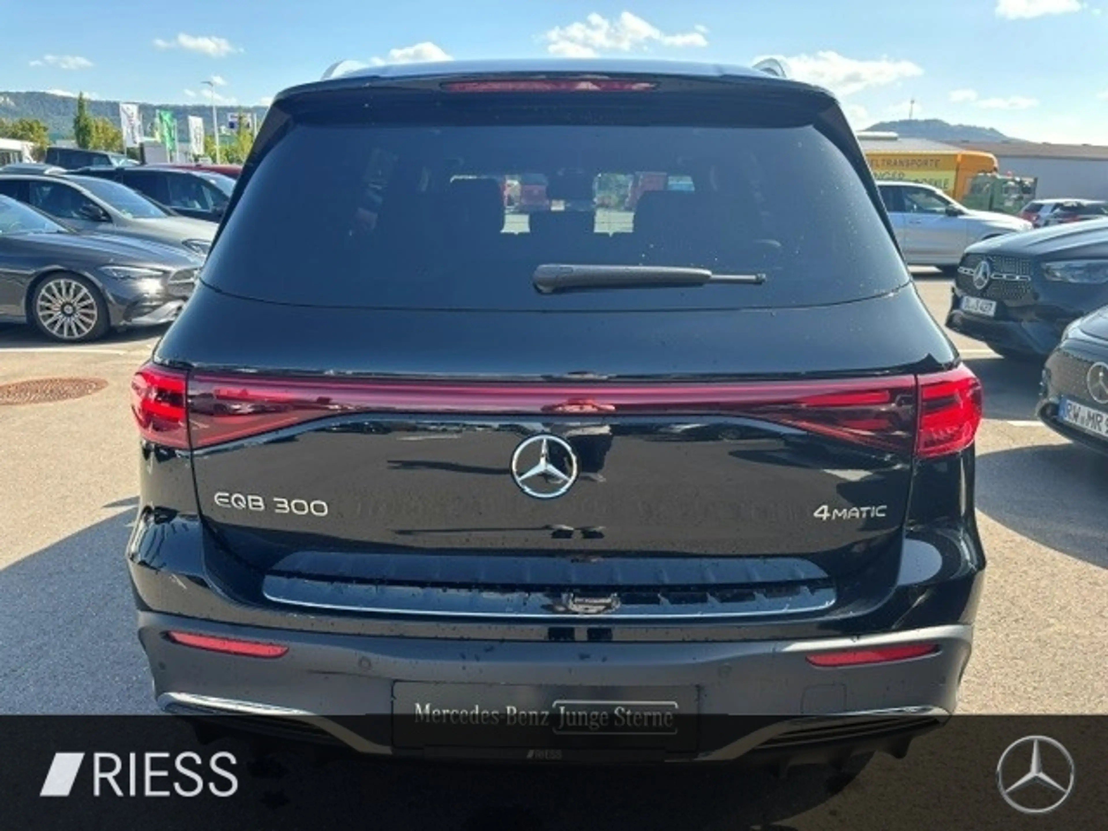 Mercedes-Benz EQB 300 4M AMG Sport Distr Pano W-Paket Kamera — photo 6