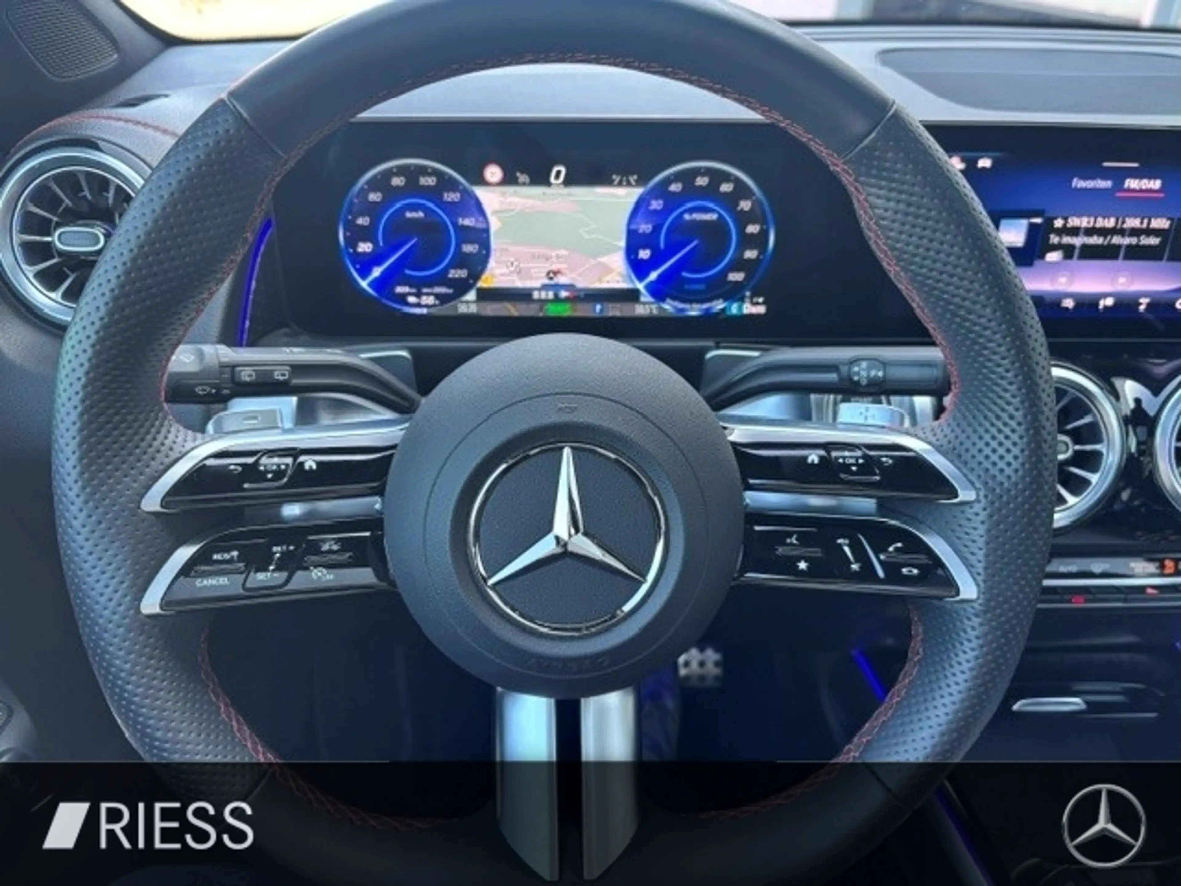 Mercedes-Benz EQB 300 4M AMG Sport Distr Pano W-Paket Kamera — photo 15