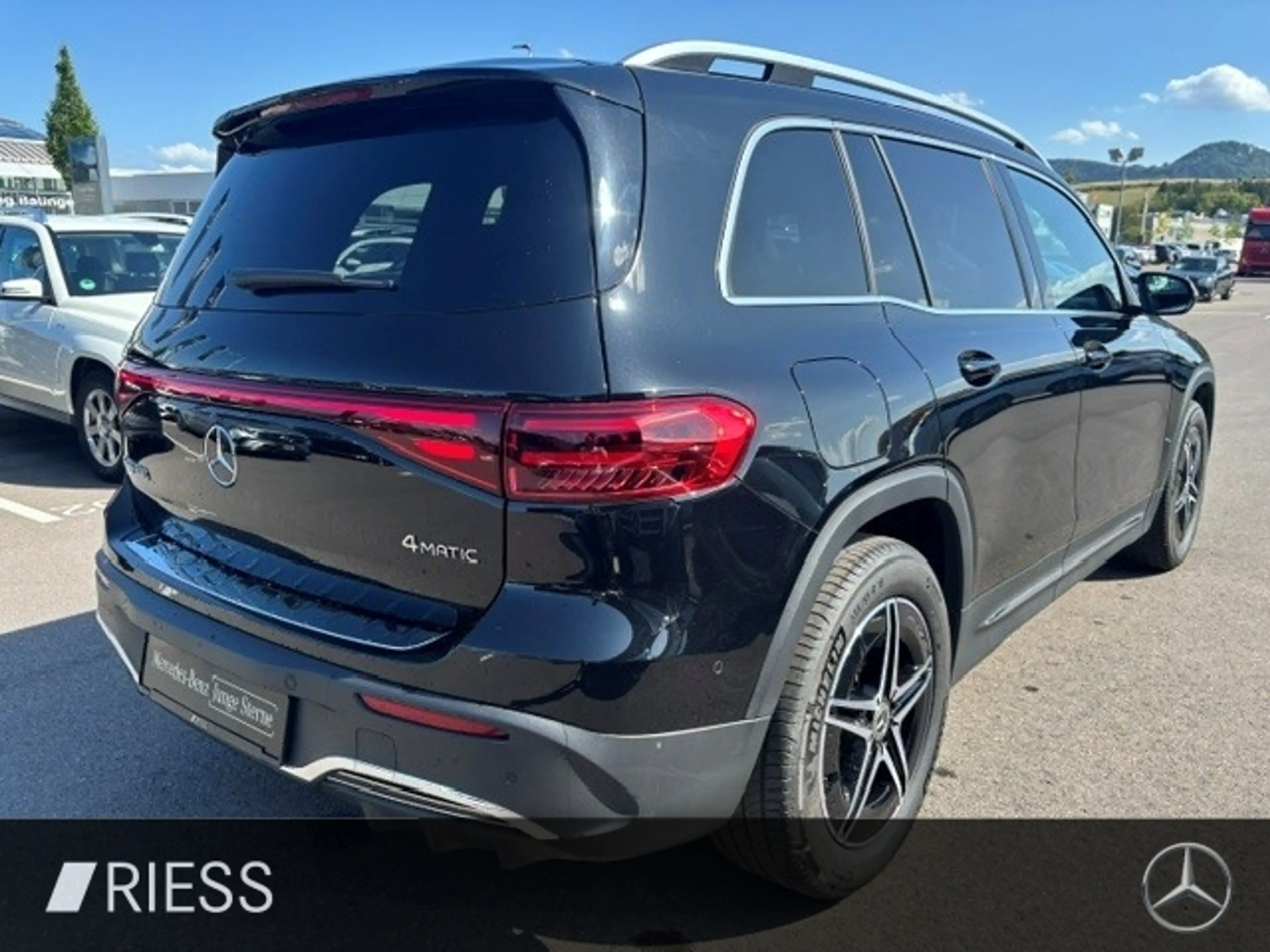 Mercedes-Benz EQB 300 4M AMG Sport Distr Pano W-Paket Kamera — photo 7